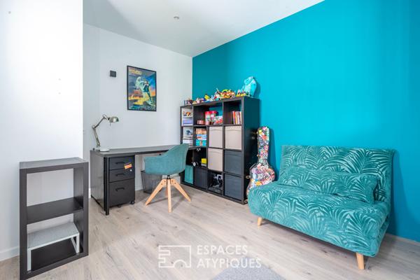 Maison familiale contemporaine avec jardin et dépendance