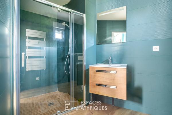 Maison familiale contemporaine avec jardin et dépendance