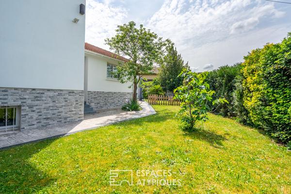 Maison familiale contemporaine avec jardin et dépendance