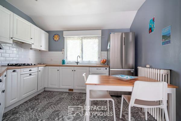 Maison familiale contemporaine avec jardin et dépendance