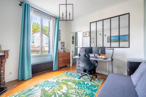 Maison familiale contemporaine avec jardin et dépendance