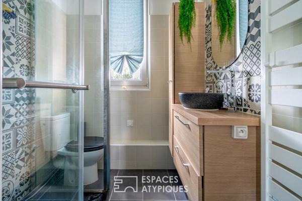 Maison familiale contemporaine avec jardin et dépendance