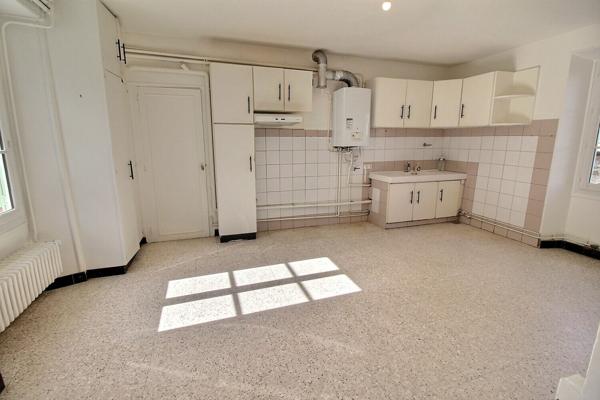 Maison 2 chambres avec cour à EPERNON