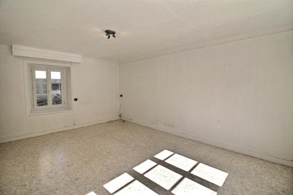 Maison 2 chambres avec cour à EPERNON