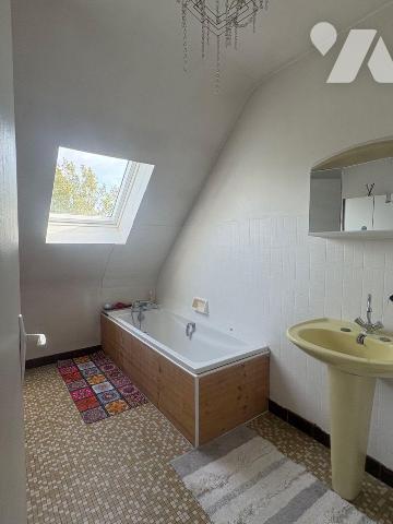 A VENDRE - RENNES (35) - Maison de 1972 située à environ 500 m de la station de métro Mabilais,...