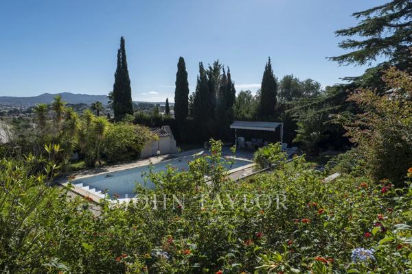 Villa d'architecte avec grand garage au calme à Sanary-sur-Mer