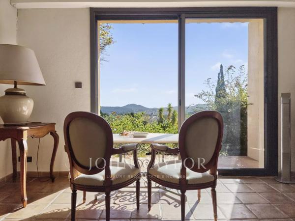 Villa d'architecte avec grand garage au calme à Sanary-sur-Mer