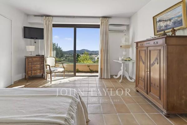 Villa d'architecte avec grand garage au calme à Sanary-sur-Mer