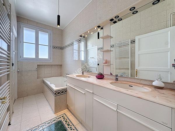 HYPER CENTRE - DROIT AU STATIONNEMENT