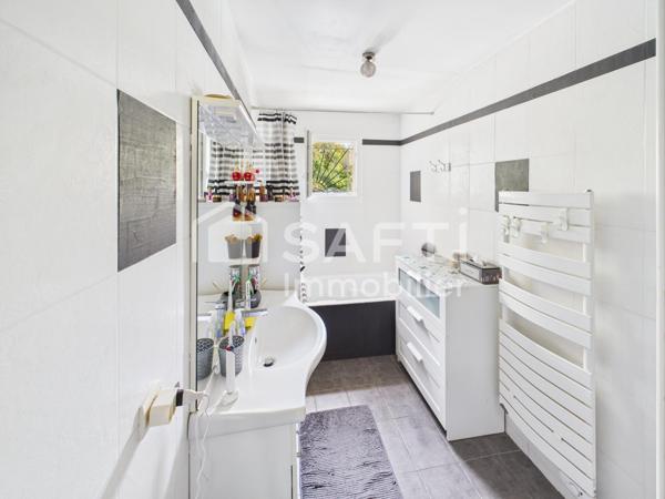 Trés belle maison de plain-pied avec quatre chambres