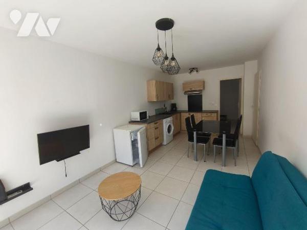CHATEAURENARD à 5mn du château, proche commerces et rue calme, dans un immeuble de trois lots d...