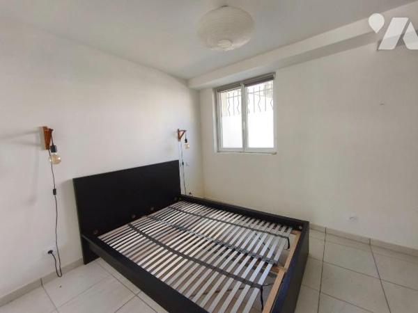 CHATEAURENARD à 5mn du château, proche commerces et rue calme, dans un immeuble de trois lots d...