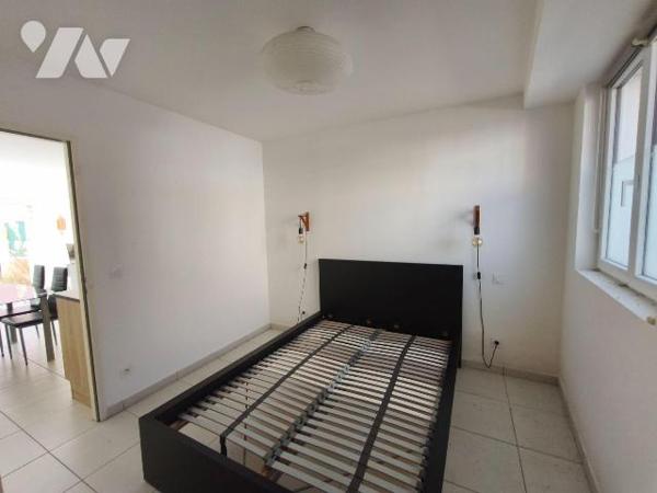 CHATEAURENARD à 5mn du château, proche commerces et rue calme, dans un immeuble de trois lots d...