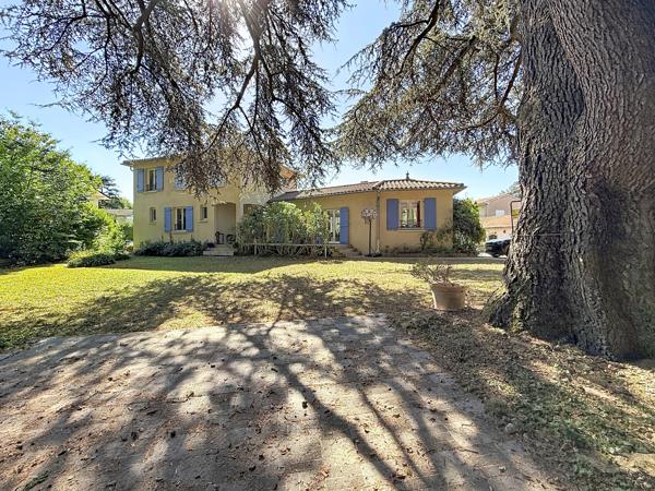 COLLONGES-AU-MONT-D’OR – PROPRIÉTÉ FAMILIALE DE 203 M² AU CŒUR D’UN PARC ARBORÉ AVEC PISCINE ET POOL HOUSE