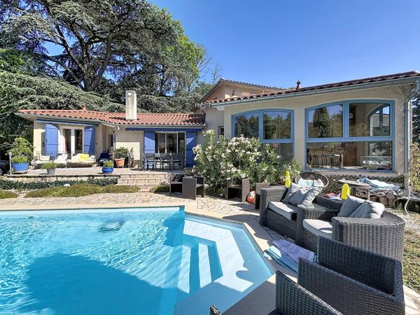 COLLONGES-AU-MONT-D’OR – PROPRIÉTÉ FAMILIALE DE 203 M² AU CŒUR D’UN PARC ARBORÉ AVEC PISCINE ET POOL HOUSE