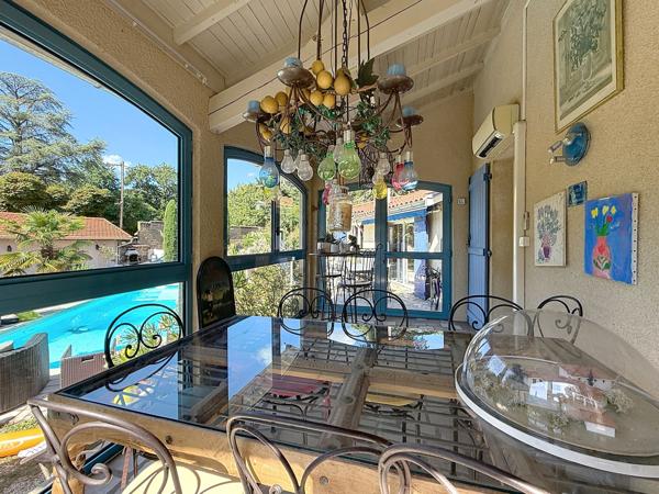 COLLONGES-AU-MONT-D’OR – PROPRIÉTÉ FAMILIALE DE 203 M² AU CŒUR D’UN PARC ARBORÉ AVEC PISCINE ET POOL HOUSE