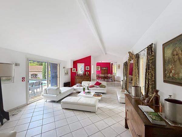 COLLONGES-AU-MONT-D’OR – PROPRIÉTÉ FAMILIALE DE 203 M² AU CŒUR D’UN PARC ARBORÉ AVEC PISCINE ET POOL HOUSE