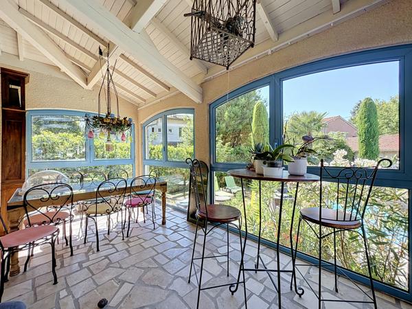 COLLONGES-AU-MONT-D’OR – PROPRIÉTÉ FAMILIALE DE 203 M² AU CŒUR D’UN PARC ARBORÉ AVEC PISCINE ET POOL HOUSE