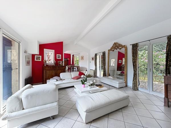 COLLONGES-AU-MONT-D’OR – PROPRIÉTÉ FAMILIALE DE 203 M² AU CŒUR D’UN PARC ARBORÉ AVEC PISCINE ET POOL HOUSE