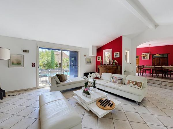 COLLONGES-AU-MONT-D’OR – PROPRIÉTÉ FAMILIALE DE 203 M² AU CŒUR D’UN PARC ARBORÉ AVEC PISCINE ET POOL HOUSE