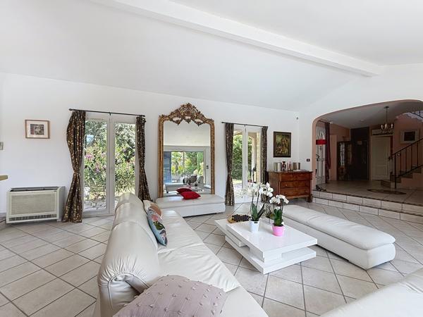 COLLONGES-AU-MONT-D’OR – PROPRIÉTÉ FAMILIALE DE 203 M² AU CŒUR D’UN PARC ARBORÉ AVEC PISCINE ET POOL HOUSE