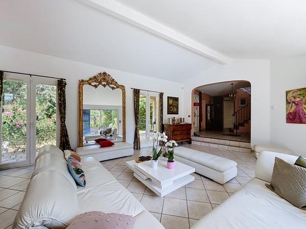 COLLONGES-AU-MONT-D’OR – PROPRIÉTÉ FAMILIALE DE 203 M² AU CŒUR D’UN PARC ARBORÉ AVEC PISCINE ET POOL HOUSE