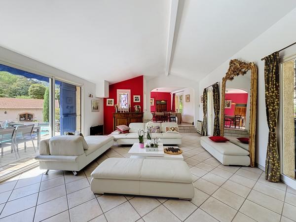COLLONGES-AU-MONT-D’OR – PROPRIÉTÉ FAMILIALE DE 203 M² AU CŒUR D’UN PARC ARBORÉ AVEC PISCINE ET POOL HOUSE