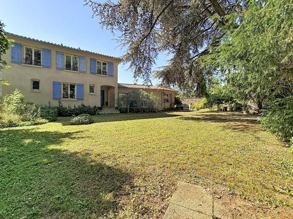 COLLONGES-AU-MONT-D’OR – PROPRIÉTÉ FAMILIALE DE 203 M² AU CŒUR D’UN PARC ARBORÉ AVEC PISCINE ET POOL HOUSE