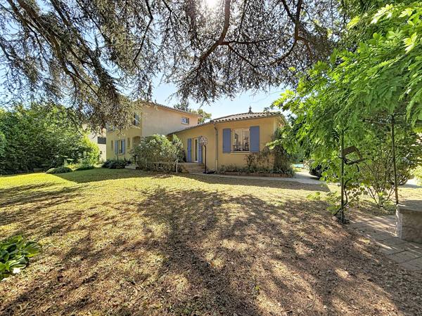 COLLONGES-AU-MONT-D’OR – PROPRIÉTÉ FAMILIALE DE 203 M² AU CŒUR D’UN PARC ARBORÉ AVEC PISCINE ET POOL HOUSE