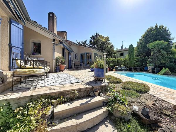COLLONGES-AU-MONT-D’OR – PROPRIÉTÉ FAMILIALE DE 203 M² AU CŒUR D’UN PARC ARBORÉ AVEC PISCINE ET POOL HOUSE