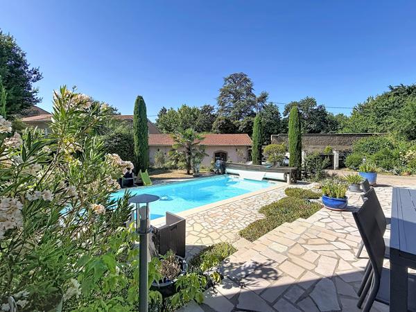 COLLONGES-AU-MONT-D’OR – PROPRIÉTÉ FAMILIALE DE 203 M² AU CŒUR D’UN PARC ARBORÉ AVEC PISCINE ET POOL HOUSE