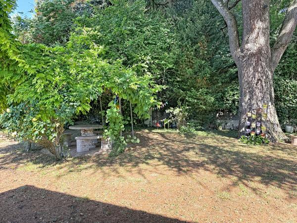 COLLONGES-AU-MONT-D’OR – PROPRIÉTÉ FAMILIALE DE 203 M² AU CŒUR D’UN PARC ARBORÉ AVEC PISCINE ET POOL HOUSE