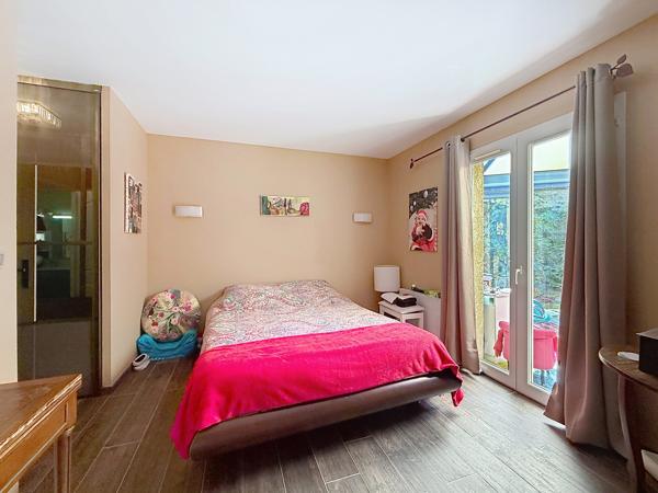 COLLONGES-AU-MONT-D’OR – PROPRIÉTÉ FAMILIALE DE 203 M² AU CŒUR D’UN PARC ARBORÉ AVEC PISCINE ET POOL HOUSE