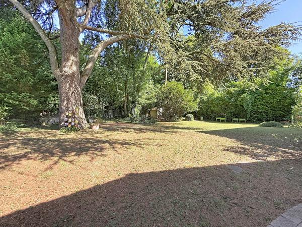 COLLONGES-AU-MONT-D’OR – PROPRIÉTÉ FAMILIALE DE 203 M² AU CŒUR D’UN PARC ARBORÉ AVEC PISCINE ET POOL HOUSE
