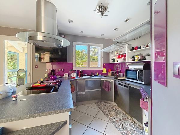 COLLONGES-AU-MONT-D’OR – PROPRIÉTÉ FAMILIALE DE 203 M² AU CŒUR D’UN PARC ARBORÉ AVEC PISCINE ET POOL HOUSE