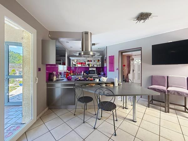 COLLONGES-AU-MONT-D’OR – PROPRIÉTÉ FAMILIALE DE 203 M² AU CŒUR D’UN PARC ARBORÉ AVEC PISCINE ET POOL HOUSE