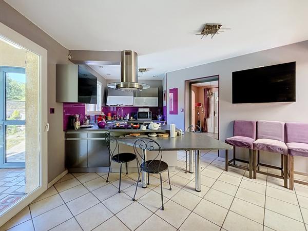 COLLONGES-AU-MONT-D’OR – PROPRIÉTÉ FAMILIALE DE 203 M² AU CŒUR D’UN PARC ARBORÉ AVEC PISCINE ET POOL HOUSE