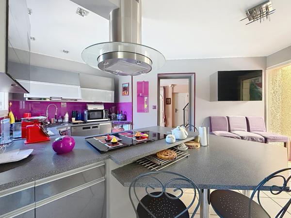 COLLONGES-AU-MONT-D’OR – PROPRIÉTÉ FAMILIALE DE 203 M² AU CŒUR D’UN PARC ARBORÉ AVEC PISCINE ET POOL HOUSE
