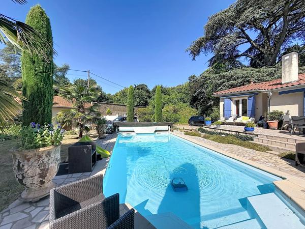 COLLONGES-AU-MONT-D’OR – PROPRIÉTÉ FAMILIALE DE 203 M² AU CŒUR D’UN PARC ARBORÉ AVEC PISCINE ET POOL HOUSE