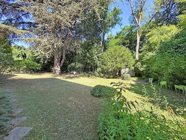 COLLONGES-AU-MONT-D’OR – PROPRIÉTÉ FAMILIALE DE 203 M² AU CŒUR D’UN PARC ARBORÉ AVEC PISCINE ET POOL HOUSE