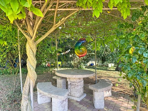 COLLONGES-AU-MONT-D’OR – PROPRIÉTÉ FAMILIALE DE 203 M² AU CŒUR D’UN PARC ARBORÉ AVEC PISCINE ET POOL HOUSE