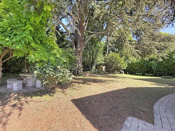 COLLONGES-AU-MONT-D’OR – PROPRIÉTÉ FAMILIALE DE 203 M² AU CŒUR D’UN PARC ARBORÉ AVEC PISCINE ET POOL HOUSE