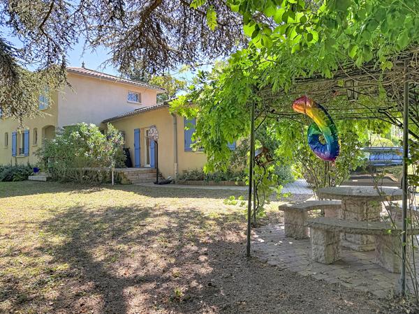 COLLONGES-AU-MONT-D’OR – PROPRIÉTÉ FAMILIALE DE 203 M² AU CŒUR D’UN PARC ARBORÉ AVEC PISCINE ET POOL HOUSE