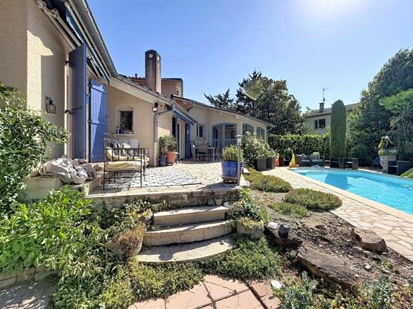 COLLONGES-AU-MONT-D’OR – PROPRIÉTÉ FAMILIALE DE 203 M² AU CŒUR D’UN PARC ARBORÉ AVEC PISCINE ET POOL HOUSE