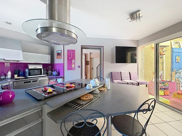 COLLONGES-AU-MONT-D’OR – PROPRIÉTÉ FAMILIALE DE 203 M² AU CŒUR D’UN PARC ARBORÉ AVEC PISCINE ET POOL HOUSE