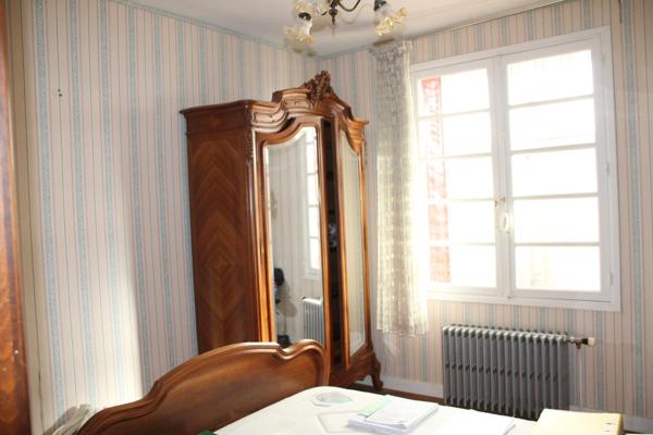 Maison de plain-pied à Saintes  type T3 /T4– beau terrain et dépendances.