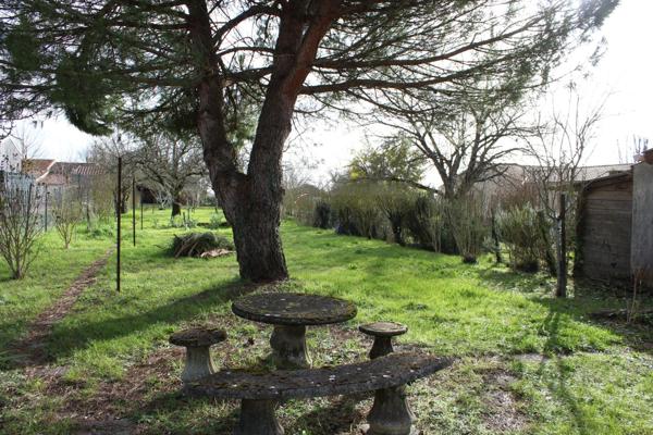 Maison de plain-pied à Saintes  type T3 /T4– beau terrain et dépendances.