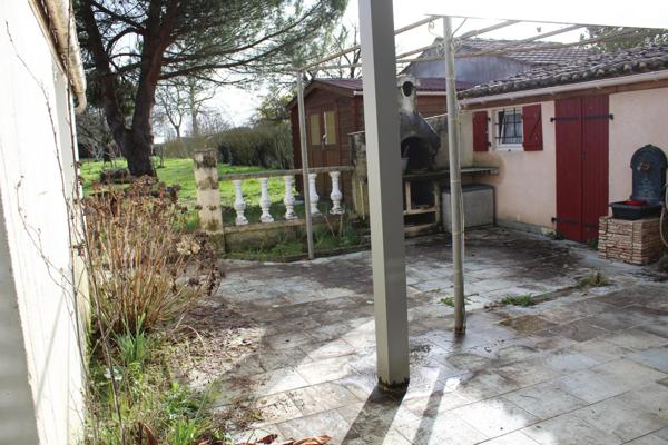 Maison de plain-pied à Saintes  type T3 /T4– beau terrain et dépendances.