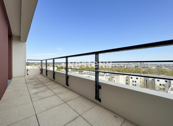 ISSY LES MOULINEAUX - FORT D'ISSY - Vente appartement 2 pièces avec balcon et vue dégagée sur Paris et la Tour Eiffel