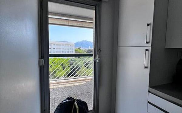 Appartement à vendre    2 pièces • 58,11 m2 Marseille 8